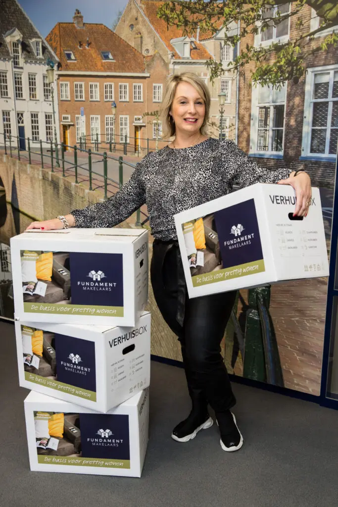 Wanda Hernández van Fundament Makelaars in beeld met de Fundament Makelaars verhuisdozen